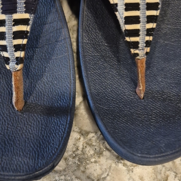 Fitflop Lulu Leather Toe Thong Sandals with Geometric Pattern - Picture 5 of 8